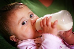 biberondan süt içen bebek