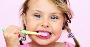 diş fırçalayan kız