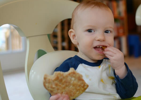 ekmek yiyen bebek