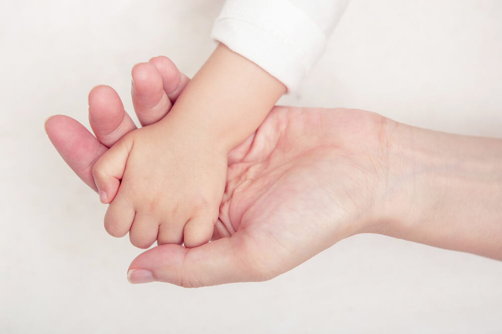 bebeklerde istemsiz el kol hareketleri ne zaman biter