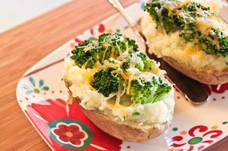 Brokoli ve Peynirli Patates Kayıkları