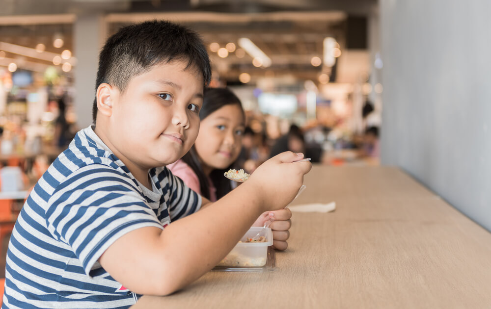Anne-Babalar Çocuklarının Obez Olmasına Göz mü Yumuyor?